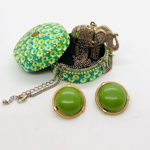 Vintage Green Earrings & Elephant Necklace in tiny trinket box - Picture 5 of 13